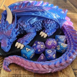 Dragon Gardien de dés de couleur irisé violet rose.
