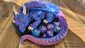Dragon Gardien de Dés Dragon Gardien de dés de couleur irisé violet rose.